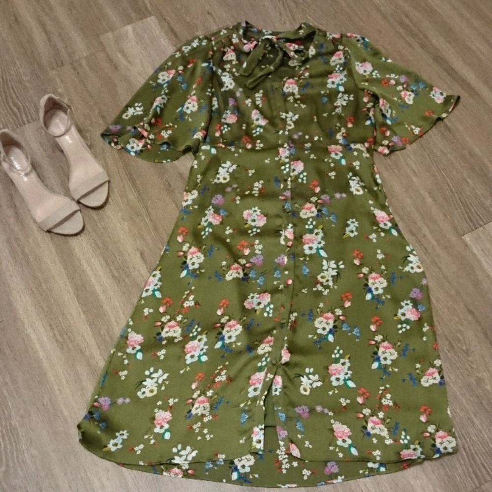Pretty 40's Style Flowy Dress NWOT